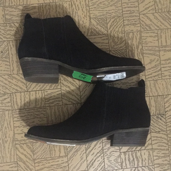 Black Suede material ankle boots women’s size 7 from Steve Madden. Low heel - Picture 2 of 6